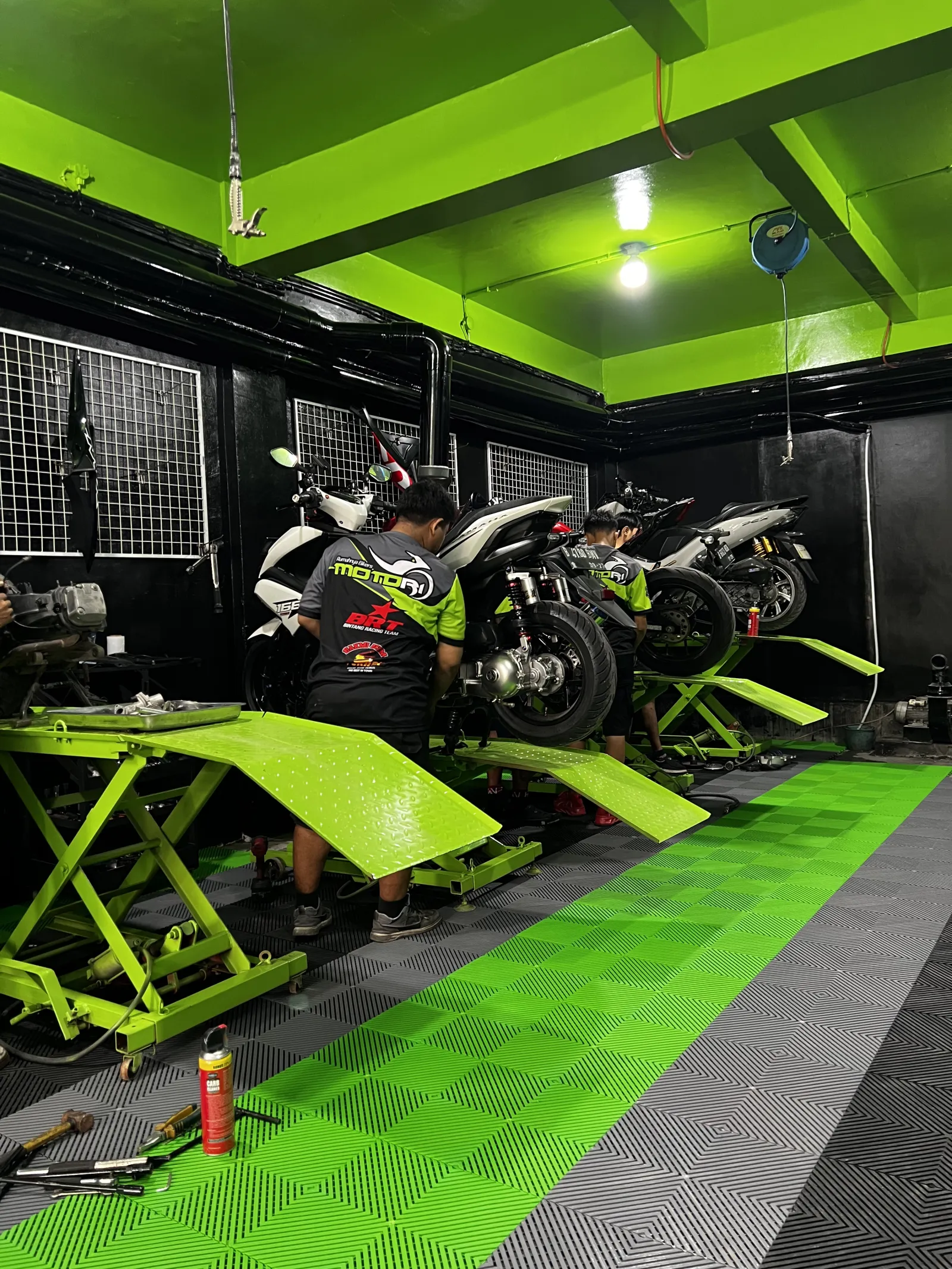 Tim Motori mengerjakan motor